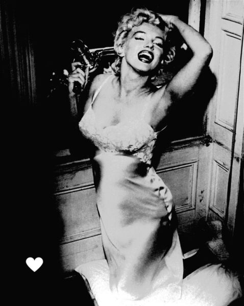 Hourglass-Figure-Marilyn-Monroe-bw-815×1024